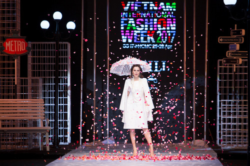 17 khoảnh khắc ấn tượng tại Viet Nam International Fashion Week 2017
