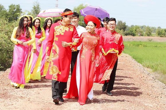 Chú rể Trí Quang rước cô dâu Kristine Thảo Lâm trên đường quê