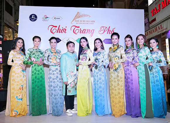 NTK Việt Hùng mang áo dài truyền thống giới thiệu với khách du lịch ở Bùi Viện 