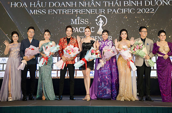 Đại sứ Ái Loan thu hút ánh nhìn với lối ăn mặc quyến rũ