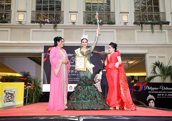 Công chúa Philipine Maria trực tiếp trao vương miện cho Hoa hậu Lê Thị Ngọc Châu