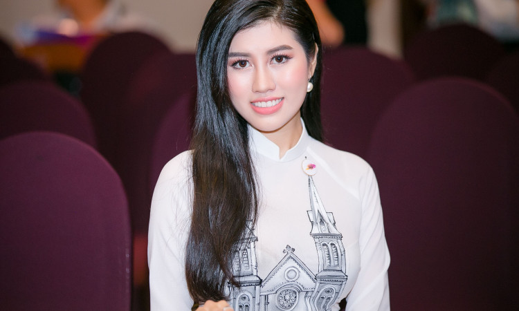 Emily Hồng Nhung diện áo dài quảng bá du lịch TP. Hồ Chí Minh