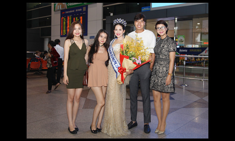 Người hâm mộ bủa vây sân bay đón chào tân Hoa hậu Vietnam- Europe Hồng Thy