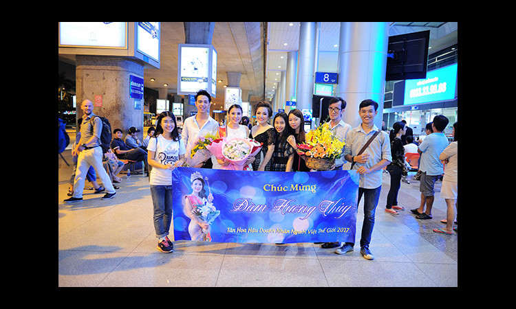 Ngày về nước Hoa hậu Đàm Hương Thủy được doanh nhân Đặng Ngọc Chúc ra tận sân bay chúc mừng