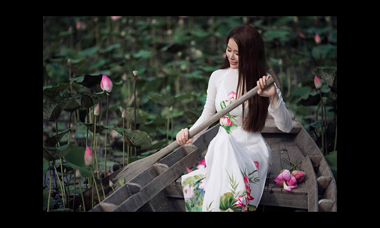 Tina Nguyễn duyên dáng với áo dài trắng thêu hình hoa sen