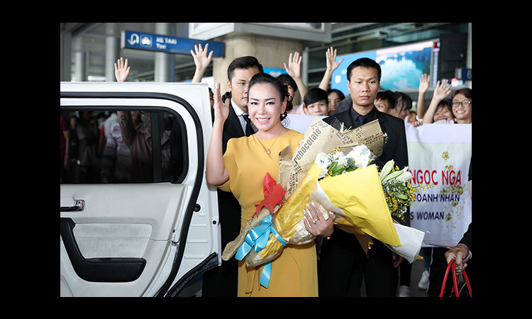 Hoa hậu Ngọc Nga rạng rỡ trong sắc vàng thanh lịch khi vừa xuống sân bay