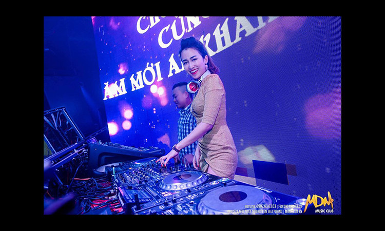Bí mật chiếc áo cưới của DJ Trang Moon