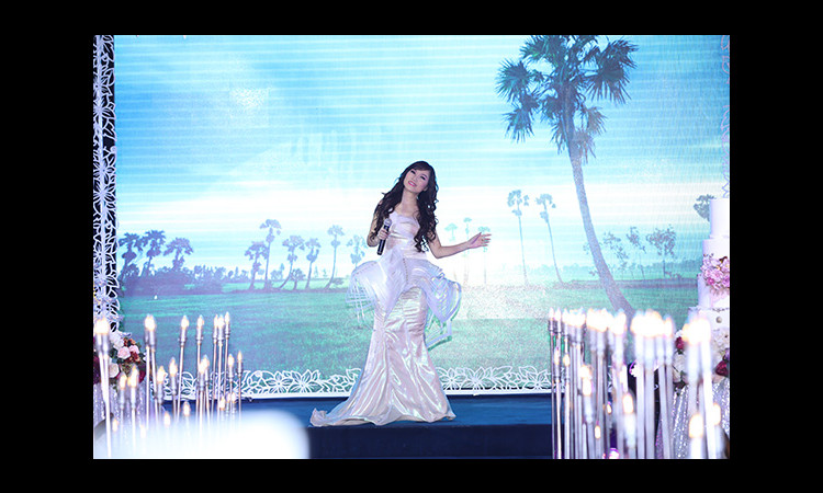 Ca sĩ, diễn viên Kavie Trần diện trang phục của Quỳnh Paris lộng lẫy như thiên nga trắng
