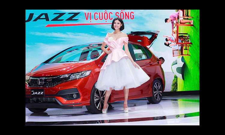 Top 5 Hoa hậu Việt Nam Đào Thị Hà đẹp như công chúa mong manh giữa dòng xe sang