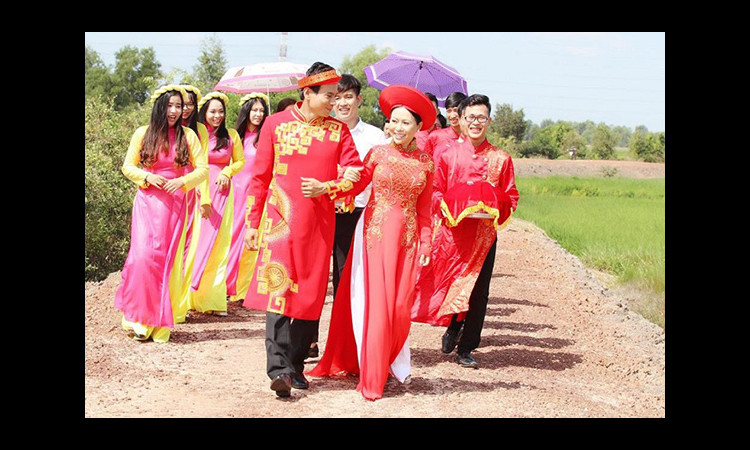 Chú rể Trí Quang rước cô dâu Kristine Thảo Lâm trên đường quê