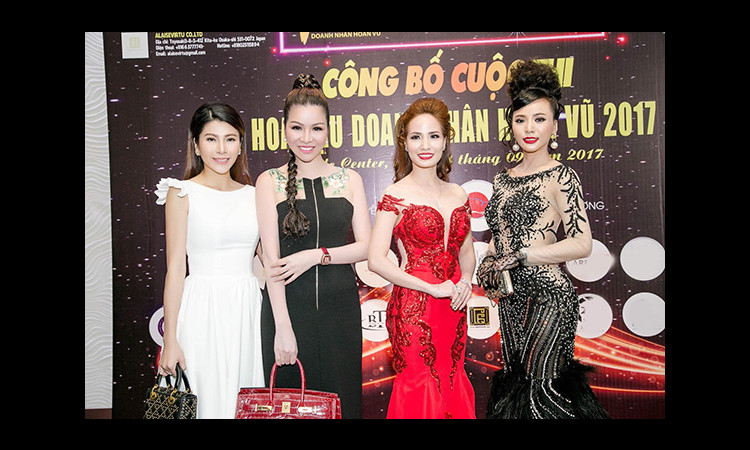 Hoa hậu Bùi Thị Hà với mốt váy thắt đáy lưng ong khoe vẻ đẹp không tuổi