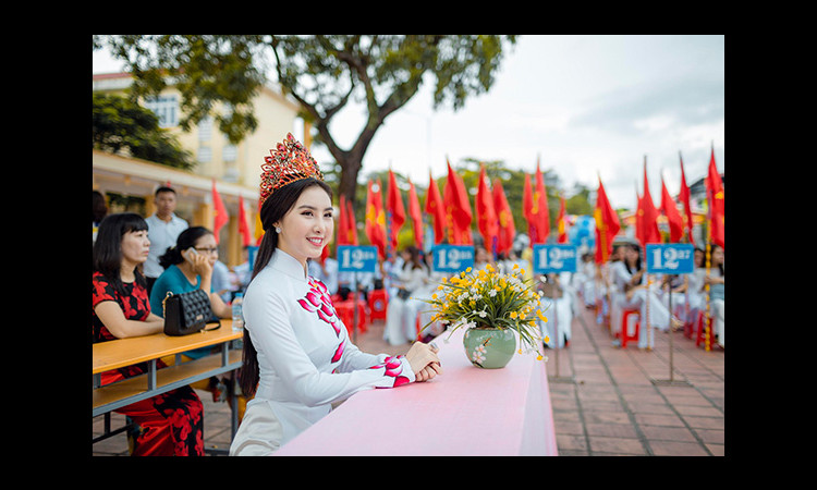 Hoa hậu văn hóa thế giới Trần Ngọc Trâm về trường cũ tặng học bổng nhân ngày khai giảng