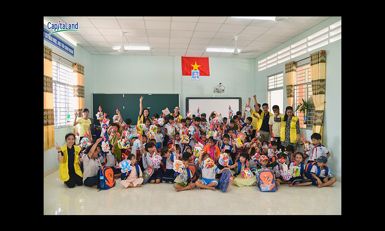 CapitaLand trao cặp sách cho 600 em học sinh