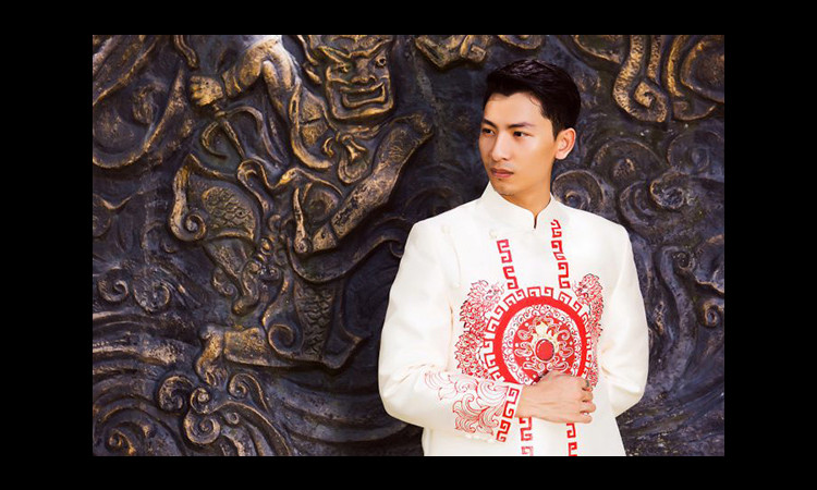 Siêu mẫu Trần Trung phong cách cung đình với áo dài của NTK Minh Châu