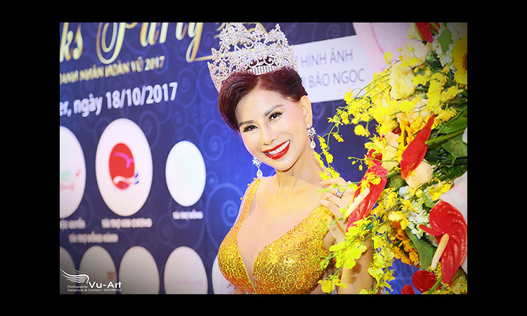 Hoa hậu Lương Thu Hương diện áo hoàng bào đẹp quyến rũ trong sự kiện