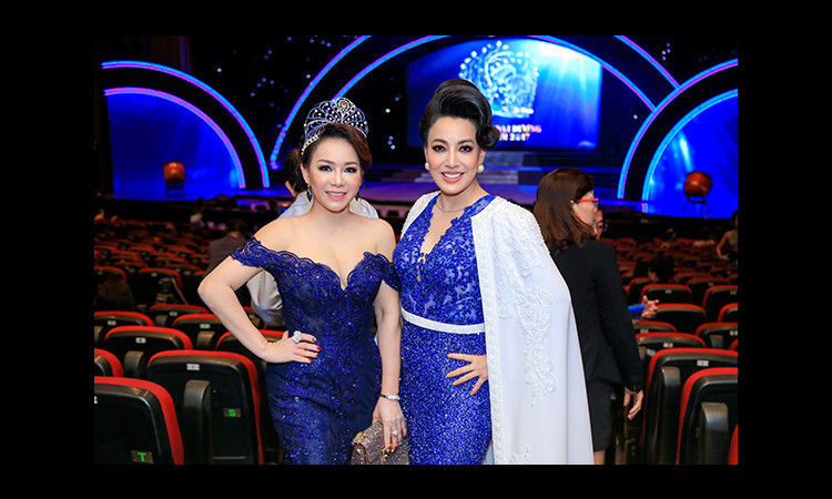 Hoa hậu doanh nhân Phan Thị Ngọc Nga nổi bật với vẻ đẹp sang trọng trên bàn giám khảo chung kết Hoa hậu đại dương 2017