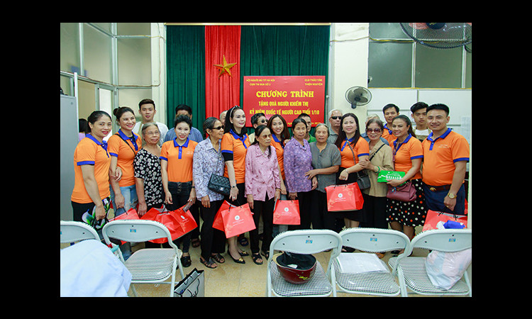 Le Castella Hà Nội cùng Câu lạc bộ Thảo Tâm thiện nguyện tặng quà người cao tuổi khiếm thị