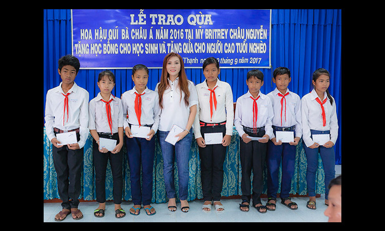 Hoa hậu Britney Châu Nguyễn trao 40 phần học bổng cho học sinh nghèo tại tỉnh Kiên Giang 