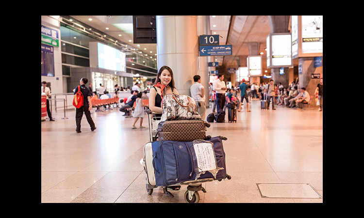 Vẻ đẹp giản dị của hoa hậu thân thiện Jenny Trần lọt vào ống kính truyền thông khi vừa xuống sân bay