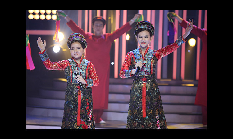 Bé Bích Ngọc khiến khán giả bất ngờ khi hát Chầu Văn Huế