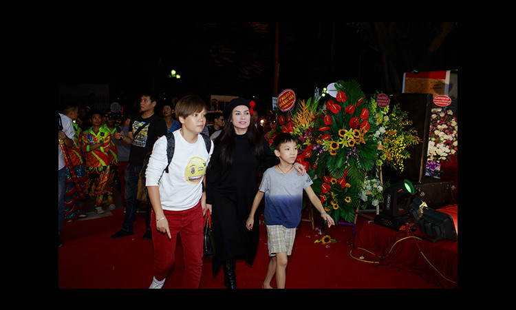 Phi Nhung cùng con trai nuôi đến dự khai trương quán bánh thứ 2 của Tân Đà Lạt tại Hà Nội