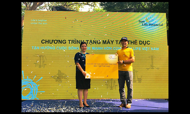 Sun Life Việt Nam tặng máy tập thể dục giúp cộng đồng tận hưởng cuộc sống khỏe mạnh hơn