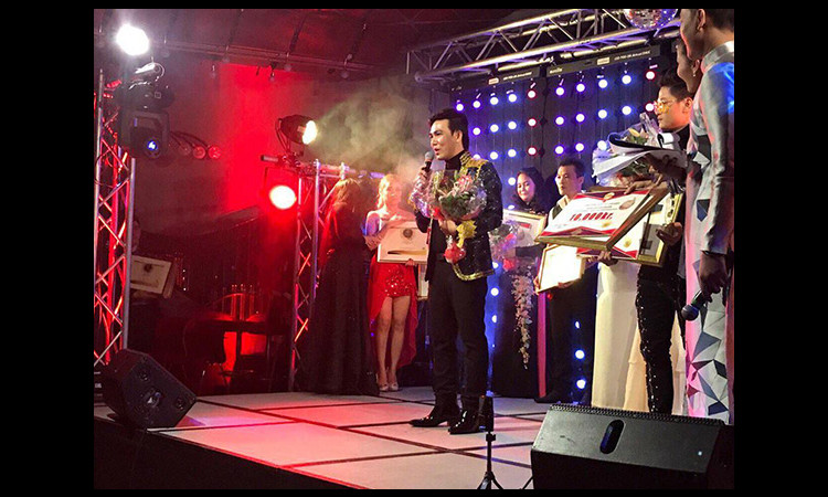 Vượt qua 500 thí sinh trên toàn cầu, ca sĩ Hồ Quang Lộc giành danh hiệu Quán quân cuộc thi Tìm kiếm giọng hát Việt toàn cầu 2017