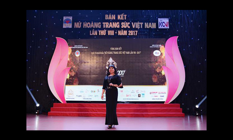Á khôi Hồ Thanh Hương lại bất ngờ ngồi vị trí giám khảo chấm thi Bán kết Nữ hoàng trang sức Việt Nam khu vực phía Bắc