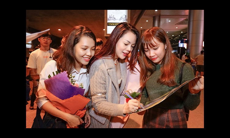 Hoa hậu Ruby Anh Phạm được fans bủa vây, xin ký tặng ảnh khi vừa xuống sân bay