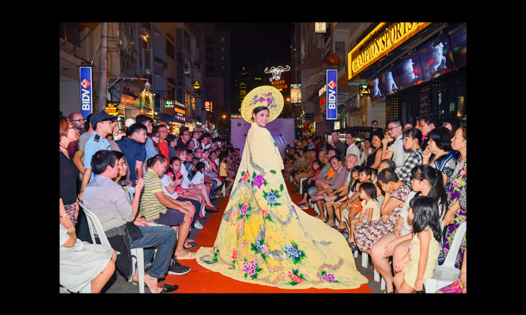 Hoa hậu Biển Đào Thị Hà rạng rỡ catwalk tại phố đi bộ Bùi Viện 