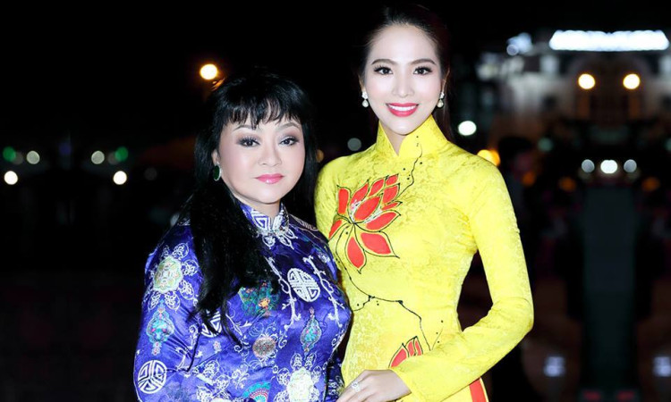 Dương Kim Anh hội ngộ danh ca hải ngoại Hương Lan trong tà áo dài thu hút mọi ánh nhìn