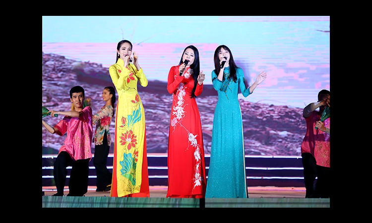 Dương Kim Anh khoe giọng hát ngọt ngào trong sự kiện tại Đồng Tháp 