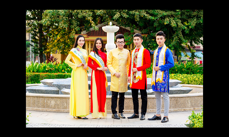 Á vương Ký Quốc Đạt shooting bộ ảnh cùng với các người mẫu đoạt giải Nụ Cười Tỏa Sáng HSSV Thanh Lịch TPCT 2018