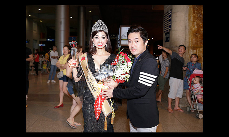 Bầu Hòa không ngại giờ giấc đón hoa hậu Hồng Tươi giữa khuya tại sân bay