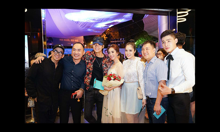 Dương Cẩm Lynh được chồng Việt kiều hộ tống đến dự công chiếu phim “798Mười”