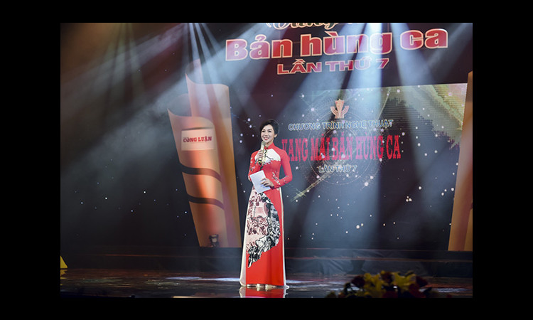 Á hoàng Golf Queen Nguyễn Hải Anh diện áo dài đặc biệt, duyên dáng trong vai trò MC