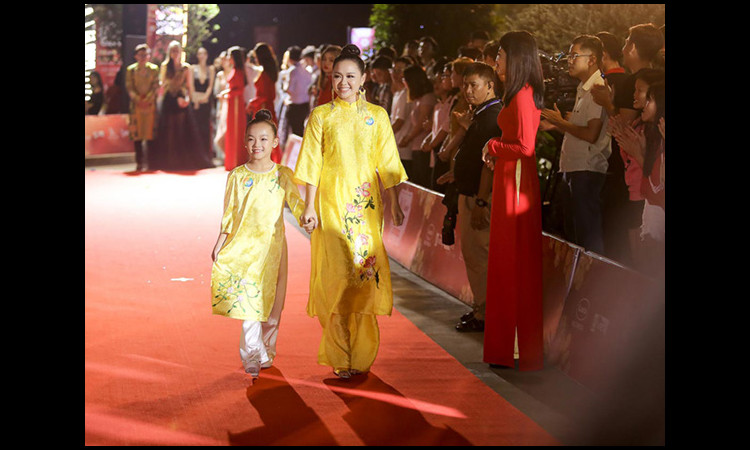 Huỳnh Mến cùng "học trò cưng" rạng rỡ trên thảm đỏ "Hội xuân văn nghệ sĩ"