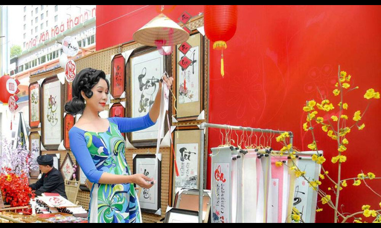 Á hậu Trịnh Kim Chi diện áo dài hóa quý cô kiêu kỳ đón Tết
