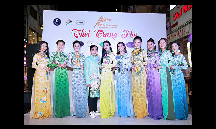 NTK Việt Hùng mang áo dài truyền thống giới thiệu với khách du lịch ở Bùi Viện 