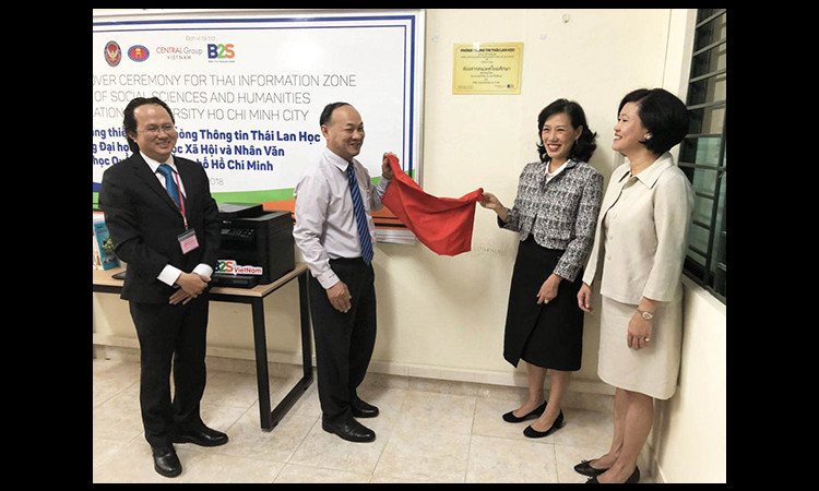Central Group Việt Nam và B2S tài trợ gần 200 triệu cho Trường ĐH KHXH & NV TP.HCM
