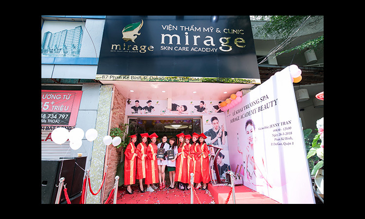 Không gian tràn ngập hoa tại Mirage Academy Beauty Spa trong ngày khai trương