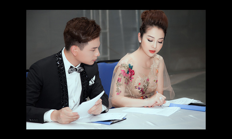 Hoa hậu Jennifer Phạm thay hai trang phục duyên dáng sánh đôi bên MC Danh Tùng
