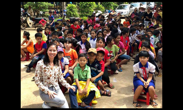 Hoa hậu Mai Thanh mặc giản dị trao hàng trăm phần quà và hoc bổng cho học sinh nghèo xã Quang Minh