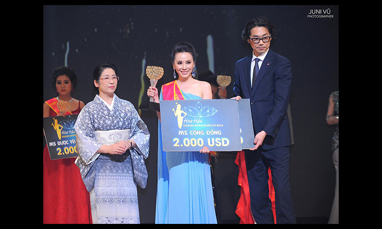Châu Ngọc Bích nhận vương miện 1 tỷ đồng từ Á khôi Bảo Châu