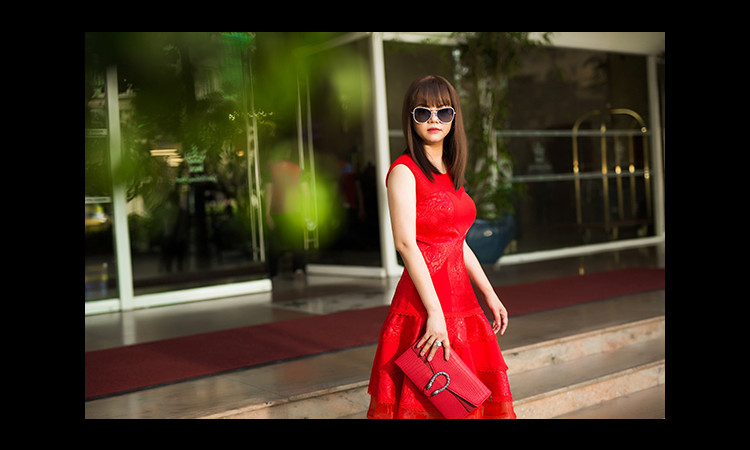 Hoa hậu Vivian Văn sành điệu và thanh lịch trên phố Sài Gòn