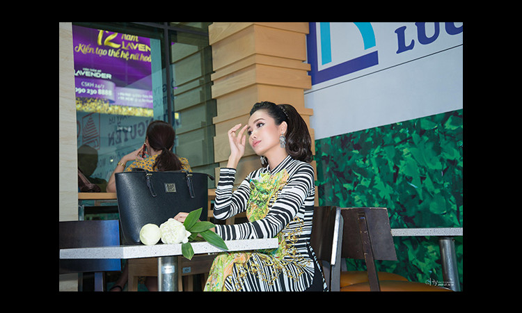 Hoa khôi, diễn viên Huỳnh Thi khoe dáng lụa trong trang phục áo dài thu hút ánh nhìn giữa sân bay