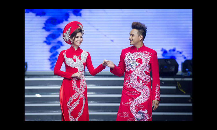 Vợ chồng Thanh Duy – Kha Ly rạng rỡ trong áo dài cưới của NTK Minh Châu