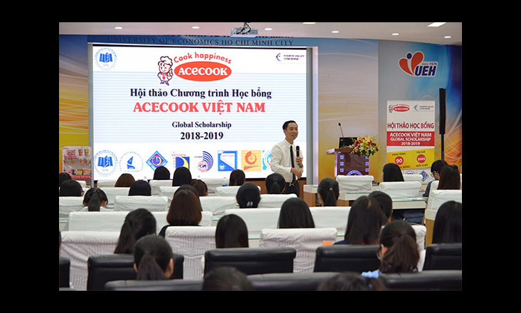 Acecook Việt Nam tiếp tục trao tặng học bổng cho sinh viên hiếu học