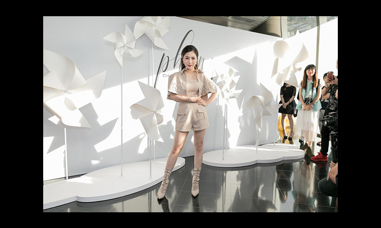 Hương Tràm đầy khí chất trong thiết kế mới của Chung Thanh Phong