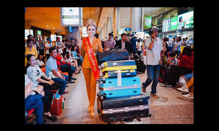 Hoa hậu Trương Nhân mặc đơn giản nhưng thanh lịch giữa sân bay khi về nước